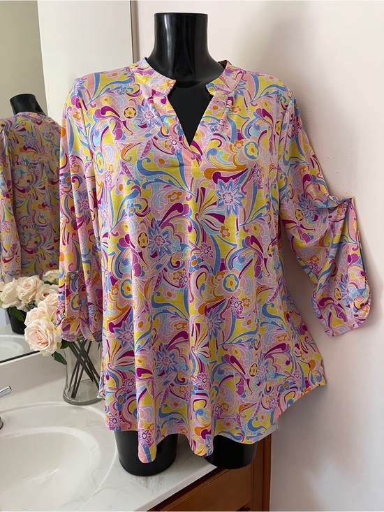 Dear Scarlett Tops - Women's Pastel Floral V-Neck Tunic Top. Reposhing because it’s too long on me.